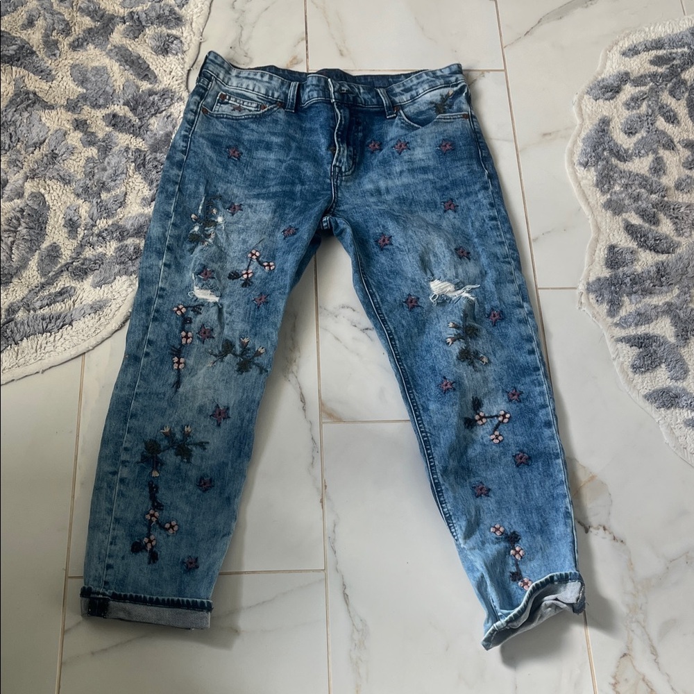 Lucky Brand Blue Floral Embroidered ankle/cropped jeans
